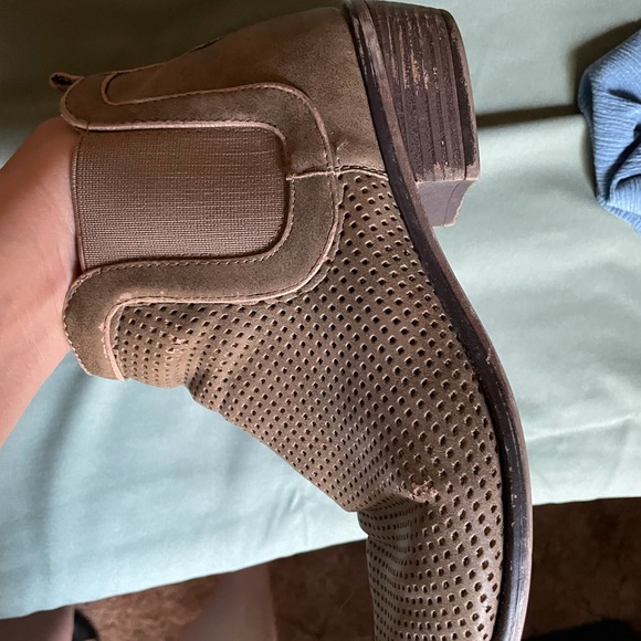 3/$5đź’«donating soon- Short tan boots - Picture 10 of 11